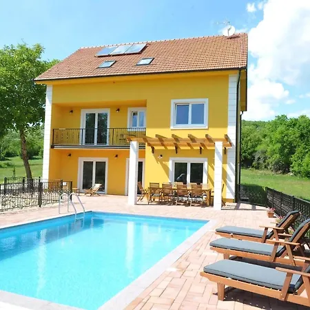 Alleinstehendes Mit Swimmingpool *
