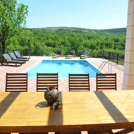 Alleinstehendes Mit Swimmingpool Pocrnja
