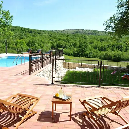 Alleinstehendes Mit Swimmingpool *