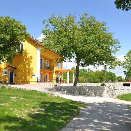 Alleinstehendes Mit Swimmingpool