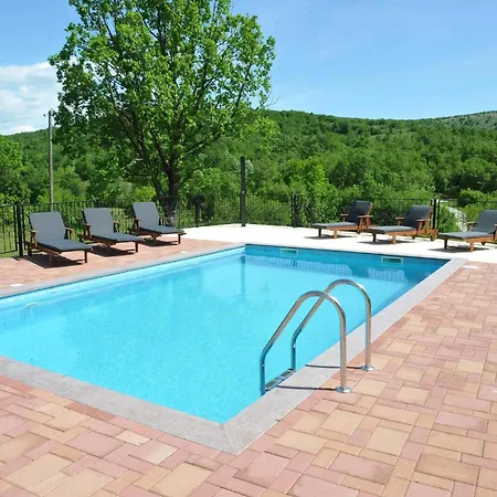 Alleinstehendes Mit Swimmingpool Prázdninový dům *