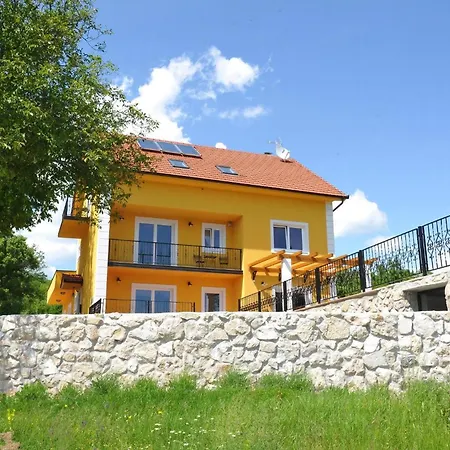 Prázdninový dům Alleinstehendes Mit Swimmingpool